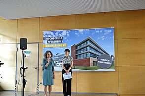 Professorin Katharina Kilian-Yasin, stellvertretende WIID-Studiengangleiterin, (links) und Diplomdesignerin Stephanie Türck (rechts) begrüßen zur Ausstellung auf dem Campus der Fakultät für Technik.