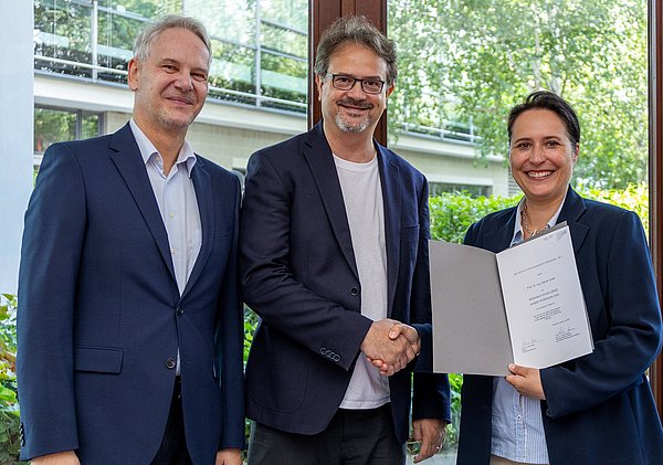 Laudator Prof. Dr. Peter Hendrich, REA-Preisträger Prof. Dr. Rainer Drath sowie stellvertretende IAF Direktorin Prof. Dr. Rebecca Bulander bei der Übergabe des Preises.