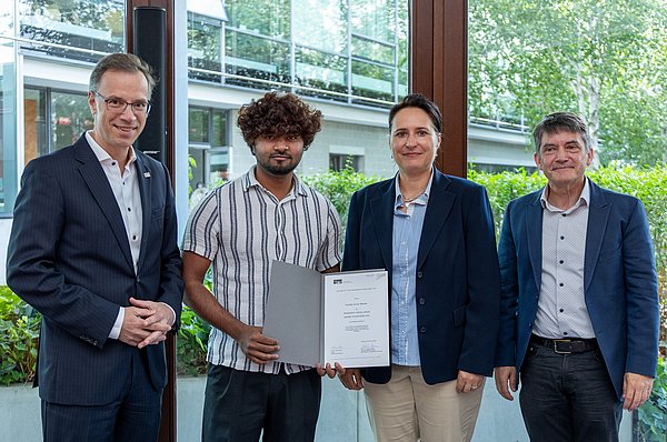 Der Preis in der Kategorie Studierende wurde vom FAV, dem Förderverein der Hochschule Pforzheim gestiftet sowie von Professor Dr. Marcus Scholz, dem zweiten Vorsitzenden des Vereins, an Student Gulshan Kumar Mandal übergeben. Prof. Dr. Rebecca Bulander sowie Laudator Prof. Dr. Frank Morelli freuen sich für den Preisträger. Gemeinsam lächeln sie in die Kamera.