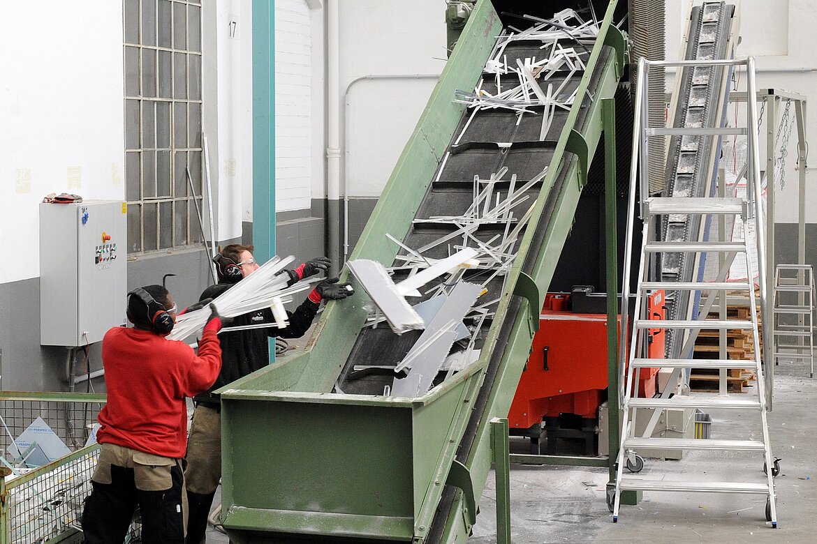 Ein wichtiger Schritt im Recycling ist die Zerkleinerung des Acrylglases in der Aufbereitungsanlage in Geisenheim (Bildnachweis: Pekutherm GmbH)