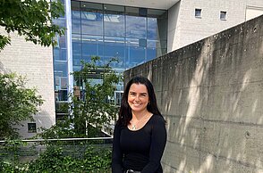 ET/IT-Absolventin Denise Köseoglu, die ihr erfolgreich abgeschlossenes Bachelorstudium „Elektrotechnik/ Informationstechnik