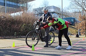 Probandenstudie des Forschungsprojekts „BikeAssist“ an der Hochschule Pforzheim: Mehr als 60 Frauen und Männer zwischen 60 und 84 Jahren absolvierten auf einem mit Sensoren und Messtechnik ausgestatteten Pedelec verschiedene Fahraufgaben. 