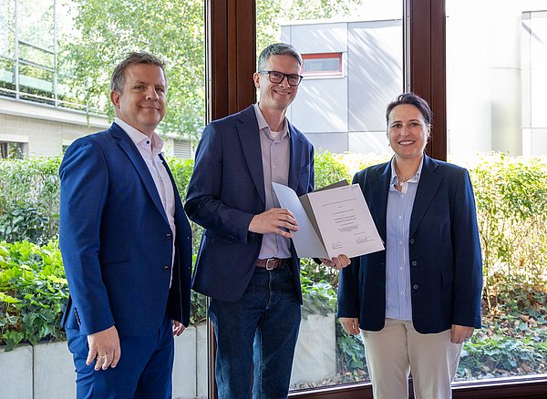 Prof. Dr. Claus Lang-Koetz hatte seinen Kollegen  Dr. Juliano Bezerra de Araujo für den REA Preis in der Kategorie Mitarbeitende gemeinsam mit seinen Institutskollegen vom Inec vorgschlagen. Hier stehen sie gemeinsam mit Prof. Dr. Rebecca Bulander bei der Übergabe.