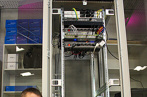 Das Labor für Künstliche Intelligenz (KI) an der Fakultät für Technik der Hochschule Pforzheim verfügt nicht nur über den Roboterhund Spot, sondern auch über einen der größten KI-Rechner weltweit. Das Hochleistungs-KI-System NVIDIA DGX A100 kommt auf dem Pforzheimer Campus, unter Leitung von Professor Dr.-Ing. Dipl.-Inf. Norbert Schmitz, in Lehre und Forschung zum Einsatz. 