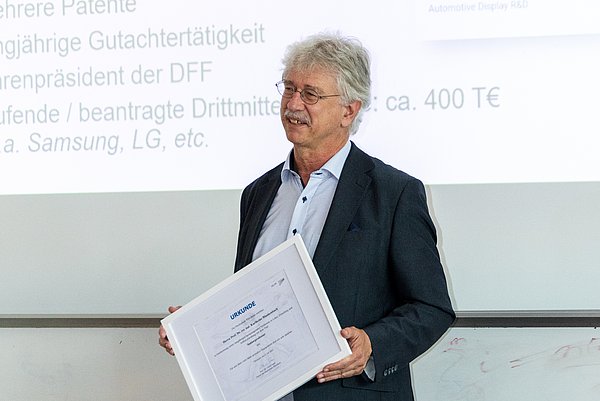 Prof. Dr. Karlheinz Blankenbach mit seiner Urkunde für die erste Seniorprofessur an der Hochschule Pforzheim