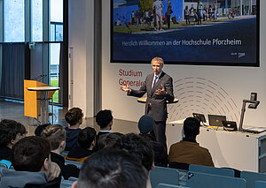 Prof. Weber begrüßt Schüler und Schülerinnen im Audimax