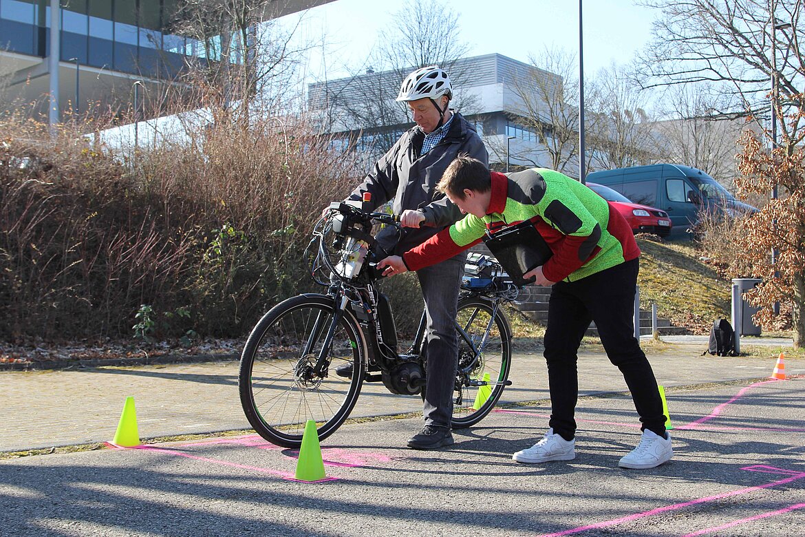 Im Rahmen des Forschungsprojekts „BikeAssist“ der Hochschule Pforzheim wurden bereits zwei mehrtägige Probandenstudien mit jeweils rund 60 Teilnehmern aus Pforzheim und Umgebung auf dem Campusgelände durchgeführt. 