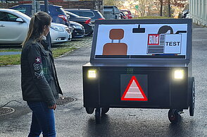 Versuchsaufbau: Die visuelle Kommunikation von autonomen Fahrzeugen via Displays mit anderen Verkehrsteilnehmern steigert die Verkehrssicherheit. Ein Beispiel ist das Heranfahren eines autonomen Fahrzeuges an einen Fußgängerüberweg. 