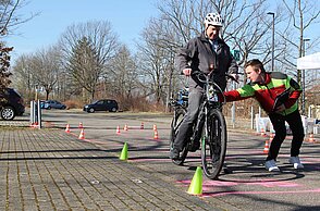 Probandenstudie des Forschungsprojekts „BikeAssist“ an der Hochschule Pforzheim: Mehr als 60 Frauen und Männer zwischen 60 und 84 Jahren absolvierten auf einem mit Sensoren und Messtechnik ausgestatteten Pedelec verschiedene Fahraufgaben. 