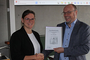 Lehrpreisträgerin 2023 Prof. Dr. Viola Galler (l) und Studiendekan Prof. Dr.-Ing. Frank Niemann (r)
