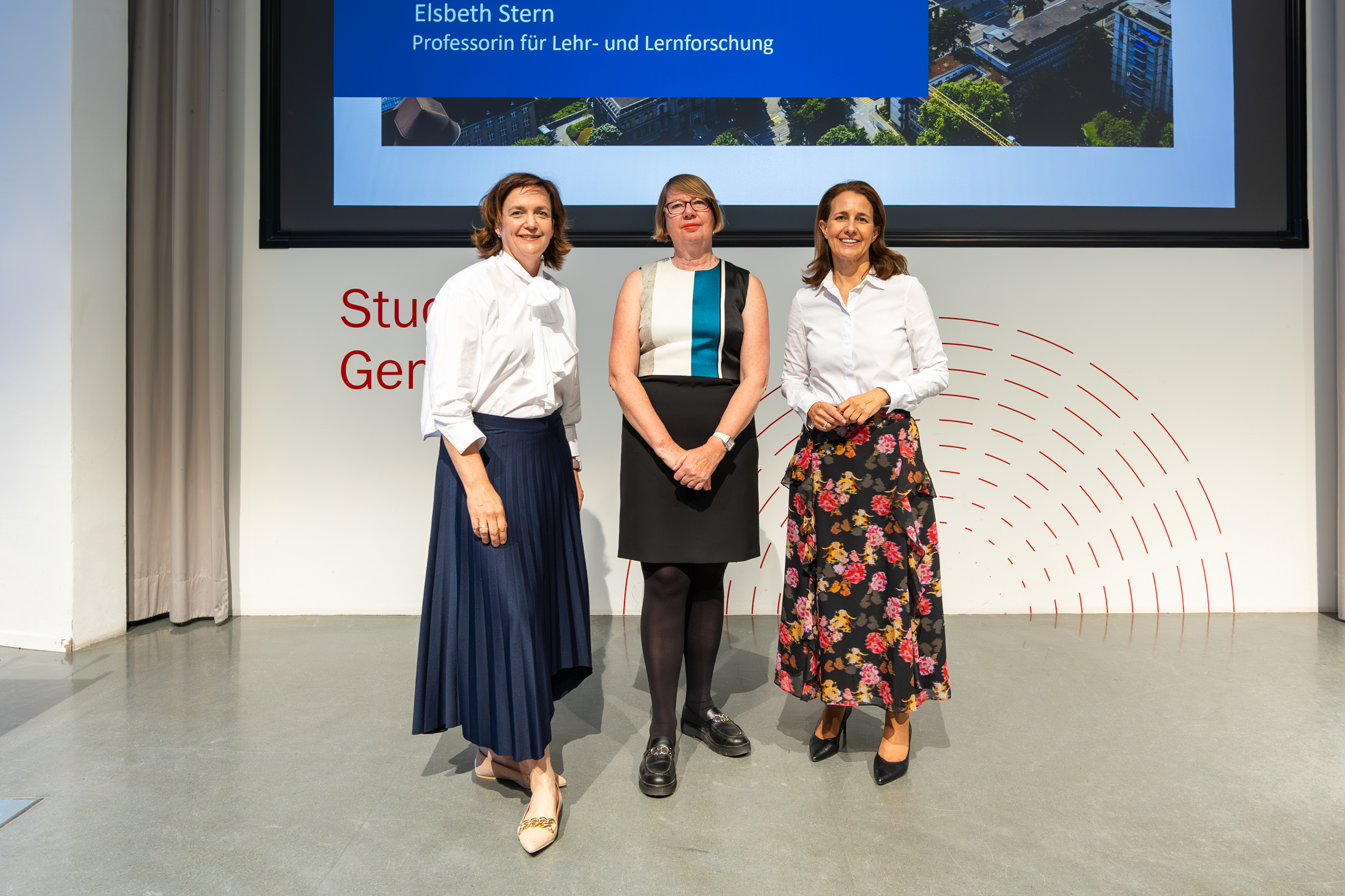 stehen nebeneinander im Audimax und lächeln: Die Professorinnen Dr. Frauke Sander, Dr. Elsbeth Stern und Dr. Nadine Walter freuten sich über das große Interesse am Thema Intelligenz. 
