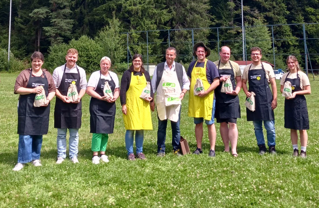 Das Sommerlager-Küchenteam des Evangelischen Jugendwerks in Sprollenhaus mit Peter Hauk MdL, Minister für Ernährung, Ländlichen Raum und Verbraucherschutz des Landes Baden-Württemberg
